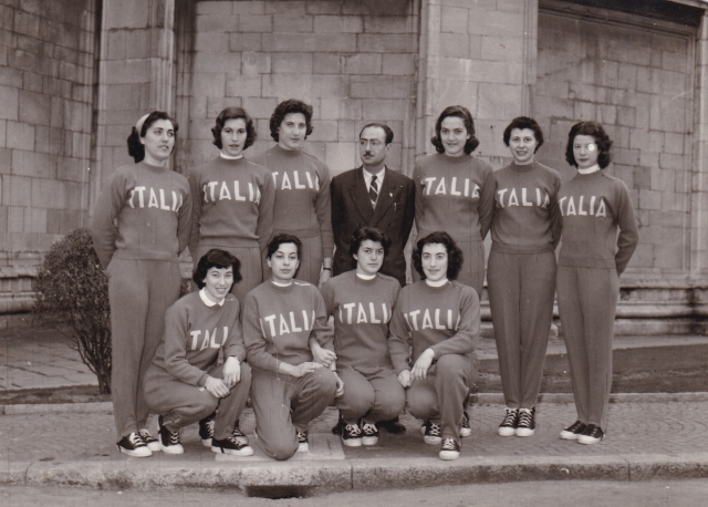 Nazionale Juniores Femminile anni '60 con Nello Paratore